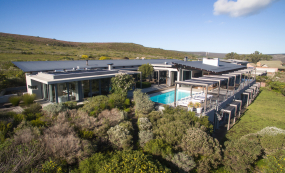 web-grootbos-accommodation-villa-exterior-01.jpg