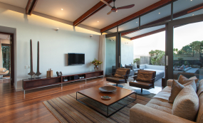 web-grootbos-accommodation-villa-pincusion-lounge.jpg