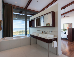 web-grootbos-accommodation-villa-watsonia-bathroom.jpg