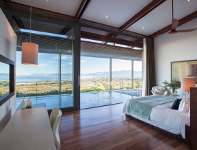 web-grootbos-accommodation-villa-watsonia-bedroom.jpg