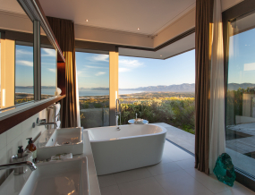 web-grootbos-accommodation-villa-pincushion-bathroom.jpg