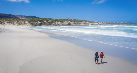 web_grootbos_beach_walk_walker_bay_couple.jpg